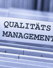 management, qualität, qualitätsmanagement, erfolg, business, büro, beratung, finanzen, firma, din 9001, geschäft, kontrolle, marketing, planung, projekt, projektmanagement, betrieb, innovation, investition, kreativität, lösungen, ablage, akten, archiv, dokumente, hängemappen, hängemappe, mappe, mappen, register, unterlagen, verwaltung, daten, dokument, konzept, symbol, system, archivieren, archivierung, büromaterial