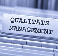 management, qualität, qualitätsmanagement, erfolg, business, büro, beratung, finanzen, firma, din 9001, geschäft, kontrolle, marketing, planung, projekt, projektmanagement, betrieb, innovation, investition, kreativität, lösungen, ablage, akten, archiv, dokumente, hängemappen, hängemappe, mappe, mappen, register, unterlagen, verwaltung, daten, dokument, konzept, symbol, system, archivieren, archivierung, büromaterial